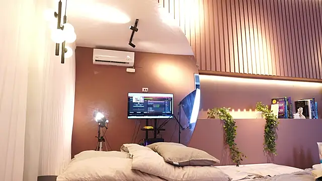 Tayler Kim online show from December 21, 7:40 pm