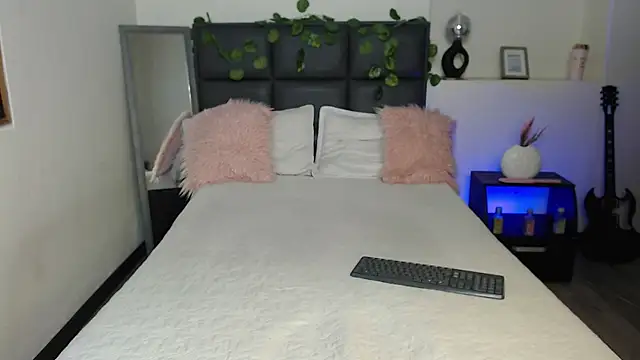 Snapshot of Isabella_Diamon chatting on September 27, 2:30 am Isabella Diamon online show from September 27, 2:30 am