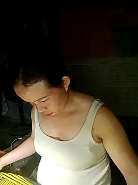 Snapshot of KumChyn chatting on October 13, 12:41 pm KumChyn online show from October 13, 12:41 pm