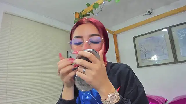 Vaiiolett  online show from September 11, 1:22 pm