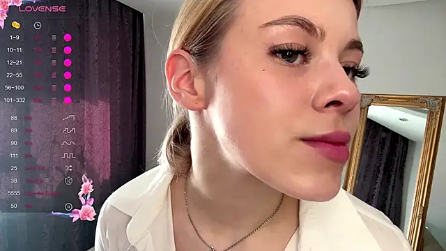 Snapshot of Lil_Elisa chatting on October 10, 10:09 am Lil Elisa online show from October 10, 10:09 am