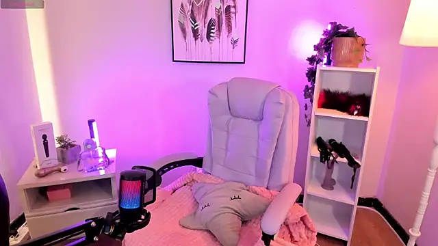 hollie joliie online show from April 17, 12:07 pm