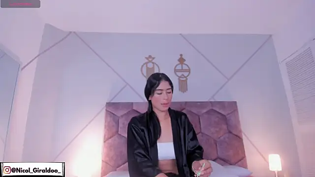 nicol giraldoo online show from April 9, 4:04 am