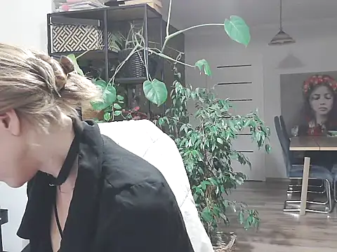 Snapshot of MadMadelin chatting on October 17, 10:46 pm MadMadelin online show from October 17, 10:46 pm