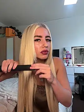 BlondeBetty online show from April 14, 10:59 am