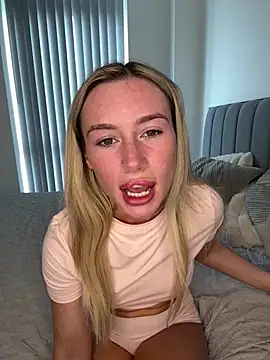 SexySaraxxoo online show from April 10, 9:37 am