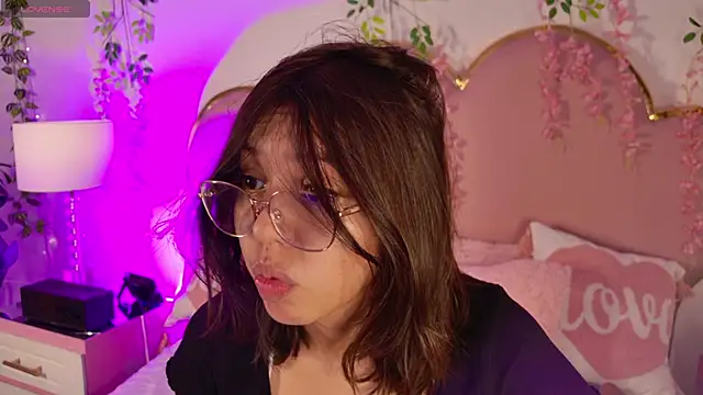 Lauuu2007 online show from March 27, 9:15 pm