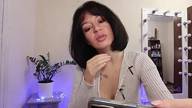 quiet smile online show from October 6, 7:14 am