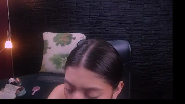Snapshot of Lizzie_Collin chatting on October 7, 1:04 pm Lizzie Collin online show from October 7, 1:04 pm