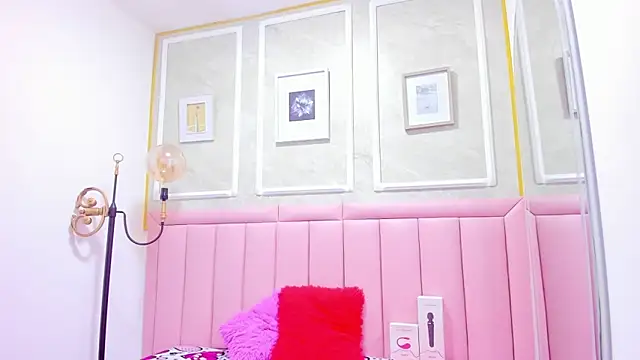 HoollyHendrix online show from December 5, 8:43 pm