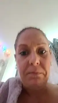 Snapshot of curvybabe88 chatting on October 29, 11:03 am curvybabe88 online show from October 29, 11:03 am