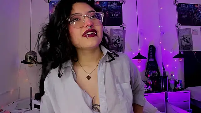 SabrinaV  online show from March 28, 11:43 am