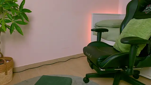 milfnameless online show from November 4, 9:20 pm