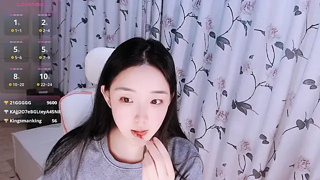 Niannian- online show from November 25, 6:31 pm