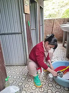 Helen-Tran online show from November 25, 6:04 am