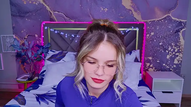 KellyHayden online show from October 3, 10:20 am