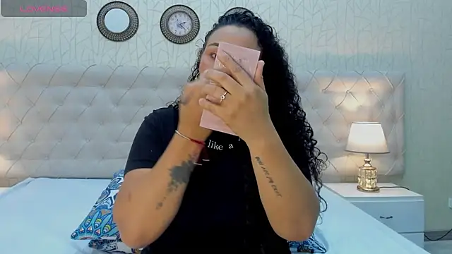 VaniaRose online show from October 29, 1:04 pm