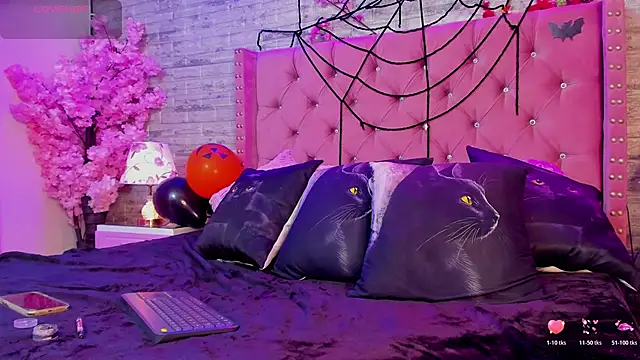 NaiaWhisper online show from October 31, 6:15 am