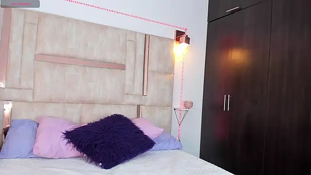 emily  walker online show from November 22, 2:25 am