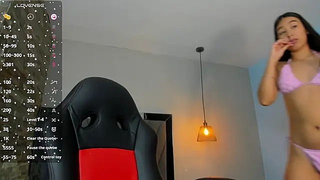 ALAHIACRUZ1 online show from April 18, 7:29 pm