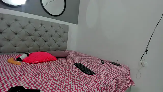 Snapshot of Chey_petite chatting on October 17, 2:15 am Chey petite online show from October 17, 2:15 am