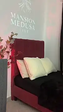 pequitasmedusa9 online show from November 28, 8:45 pm