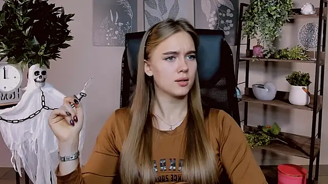 JuneWoods online show from November 8, 12:43 pm