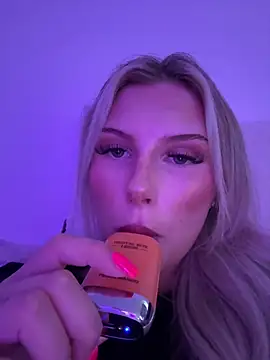 blondeeee online show from June 24, 3:44 pm