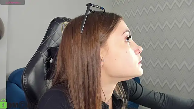 KarinaBroks online show from December 1, 9:02 am