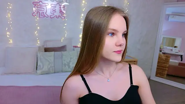 Lili Lohan online show from April 19, 5:07 am