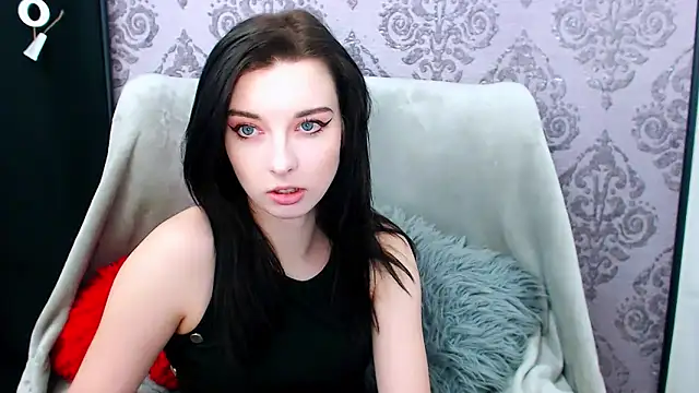 DominantLuna online show from February 4, 8:45 pm