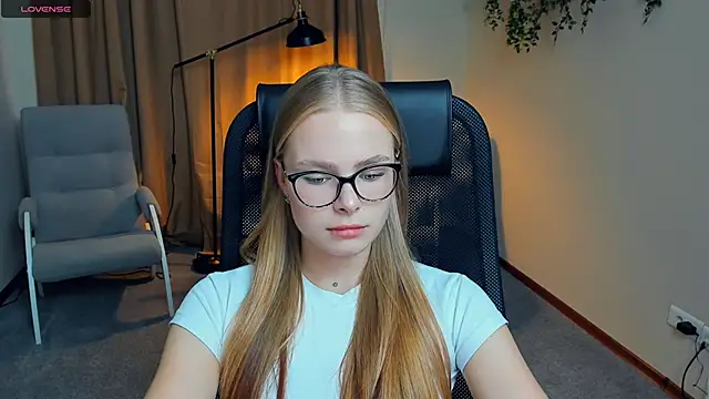 LibbyVenzeio online show from October 2, 11:59 am