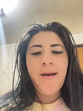 Snapshot of saraaa__ chatting on October 12, 12:24 am saraaa   online show from October 12, 12:24 am