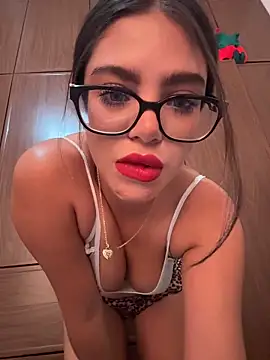 whitefoxxxx6 online show from December 13, 11:21 pm