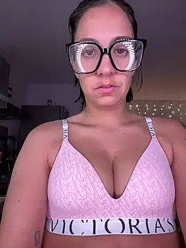 LaPetiteKim online show from April 15, 7:03 pm