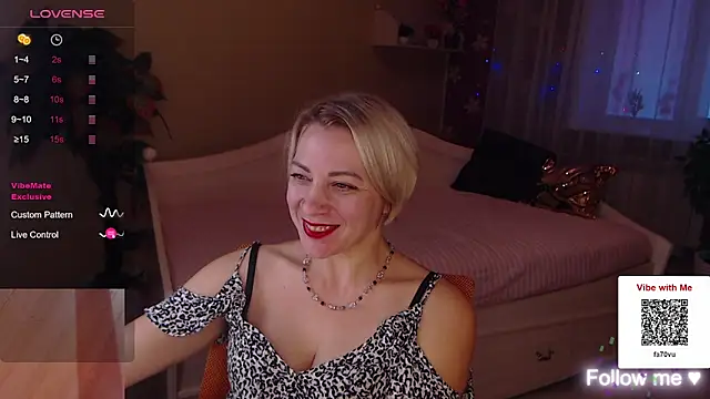 Snapshot of Helen_day6 chatting on October 12, 8:28 am Helen day6 online show from October 12, 8:28 am