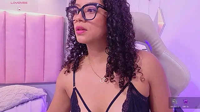 CamilaLevy online show from April 18, 1:02 pm