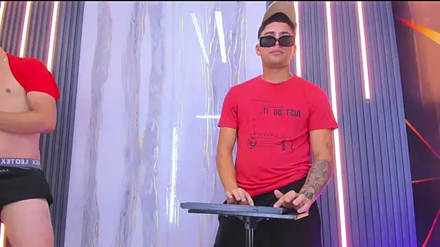 Play boys Hot2 online show from November 23, 7:00 am