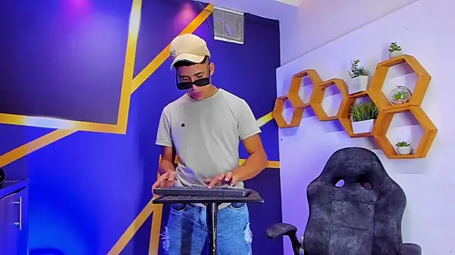 Play boys Hot2 online show from October 5, 1:38 pm