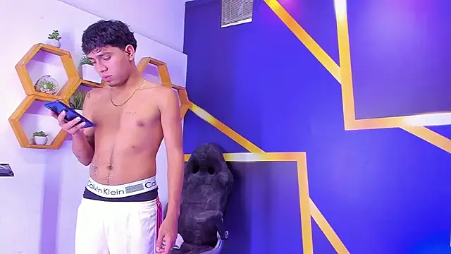 Play boys Hot2 online show from October 12, 4:09 pm