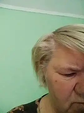 Snapshot of LusiyaGold5 chatting on October 20, 7:33 am LusiyaGold5 online show from October 20, 7:33 am