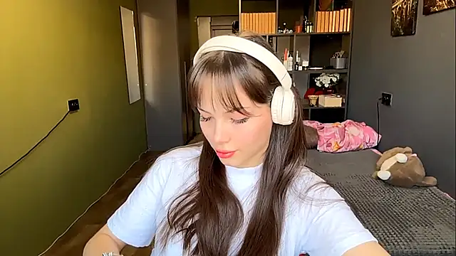 MysticAlisa online show from December 2, 6:15 am