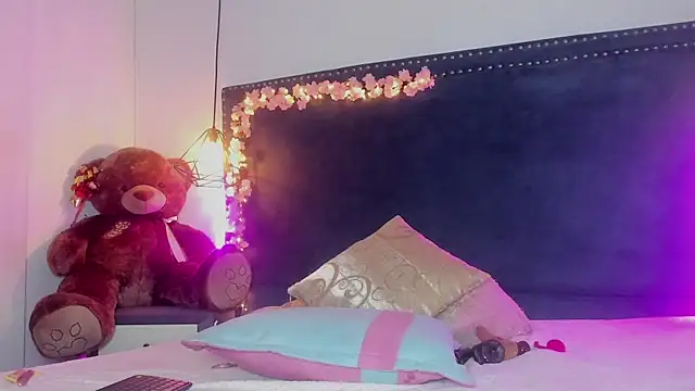 Emma Saylor online show from March 28, 8:08 pm