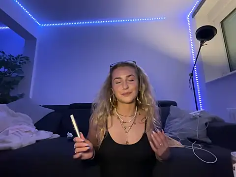 goddesemiiyy online show from April 5, 6:29 pm