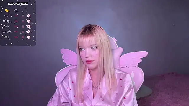 myprettylola online show from November 20, 7:59 pm