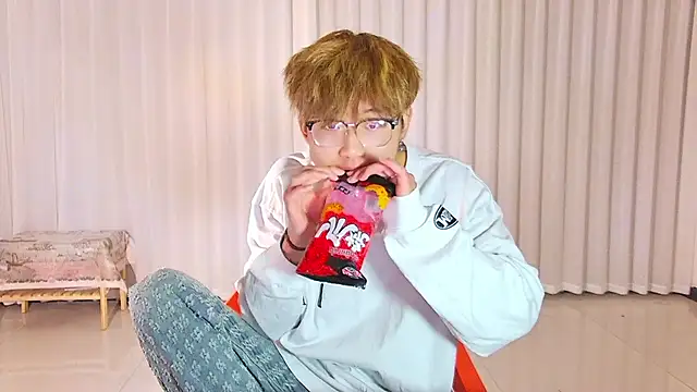 KK-cuteboy online show from April 14, 6:19 pm