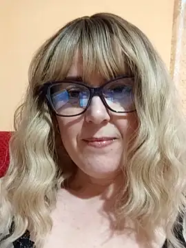 Amelialove42 online show from May 31, 5:52 pm