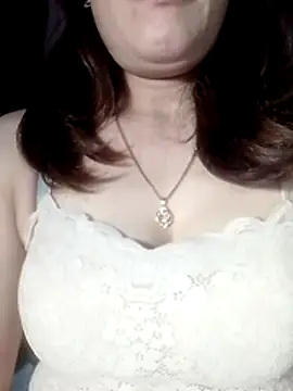 YiyinLy online show from March 7, 11:01 pm