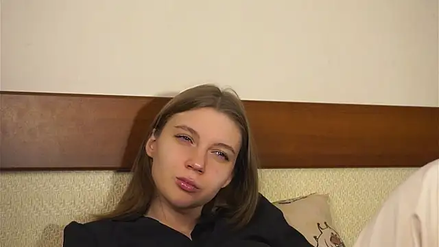 RoslynArcuo online show from November 8, 8:47 pm