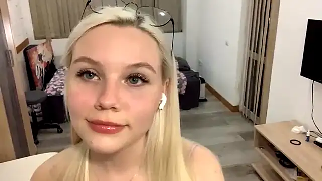 LupeLewitt online show from October 30, 5:36 pm